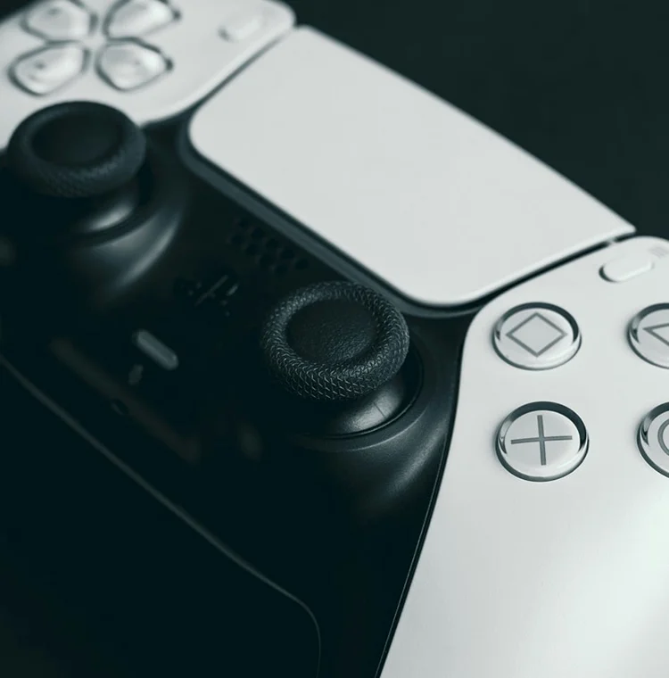 PlayStation : La DualSense s'offre un câble USB pour plus de retour haptique sur PC