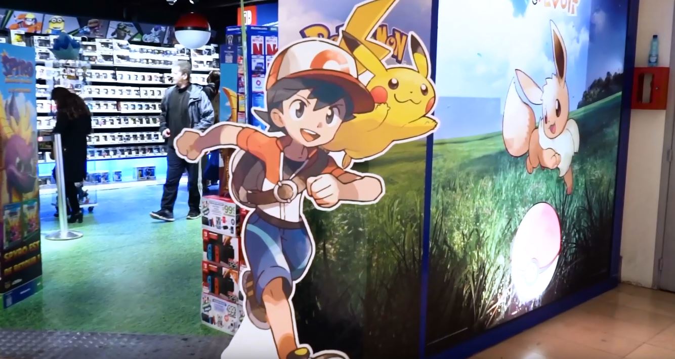 /on/demandware.static/-/Sites-Micromania-Library/default/dw6dfc1a04/fanzone/videos/plv-pikachu-evoli-magasin-micromania.jpg
